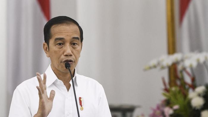 Presiden Joko Widodo merapikan masker yang digunakannya saat meninjau Rumah Sakit Darurat Penanganan COVID-19 Wisma Atlet Kemayoran, Jakarta, Senin (23/3/2020). Presiden Joko Widodo memastikan Rumah Sakit Darurat Penanganan COVID-19 Wisma Atlet Kemayoran siap digunakan untuk menangani 3.000 pasien. ANTARA FOTO/Hafidz Mubarak A/Pool/aww.