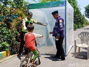 Desa Ini Pasang Bilik Sterilisasi di Pintu Masuk Desa Cegah Corona