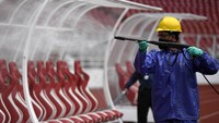 Bangku pelatih hingga pemain juga disemprot cairan antiseptik tersebut.
