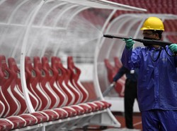 Bangku pelatih hingga pemain juga disemprot cairan antiseptik tersebut.