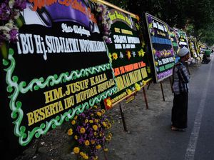 SBY Hingga JK Kirim Karangan Bunga untuk Ibunda Jokowi