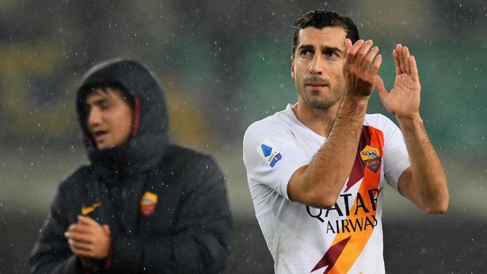 VERONA, ITALY - DECEMBER 01:  Henrikh Mkhitaryan of As Roma celebrates the victory after the Serie A match between Hellas Verona and AS Roma at Stadio Marcantonio Bentegodi on December 1, 2019 in Verona, Italy.  (Photo by Alessandro Sabattini/Getty Images)