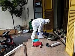 Viral WNA Dievakuasi oleh Petugas Pakai APD di Jaksel, Polisi: Dia Pingsan