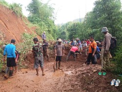 Longsor Tutup Akses 4 Desa di Bandung Barat