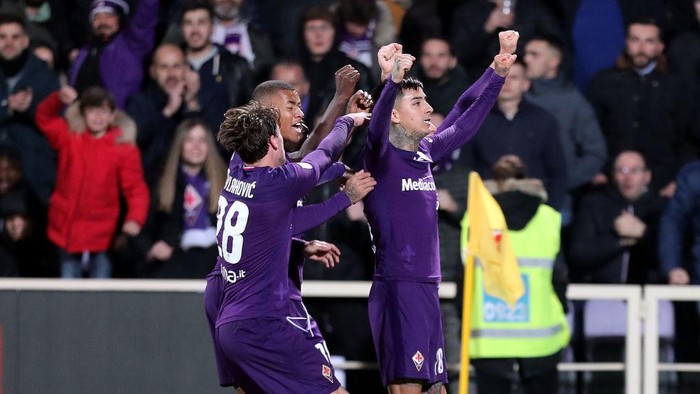 FLORENCE, ITALY - FEBRUARY 22: Erick Pulgar of ACF Fiorentina celebrates with teammates after scoring the equalizing goal via penalty during the Serie A match between ACF Fiorentina and  AC Milan at Stadio Artemio Franchi on February 22, 2020 in Florence, Italy.  (Photo by Gabriele Maltinti/Getty Images)