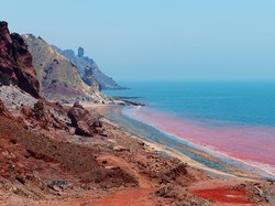 Pantai Unik Berwarna Merah Darah