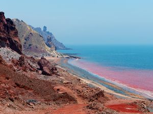 Pantai Unik Berwarna Merah Darah Pantai Unik Berwarna Merah Darah