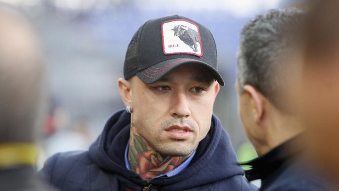 CAGLIARI, ITALY - MARCH 01: Radja Nainggolan of Cagliari looks on during the Serie A match between Cagliari Calcio and AS Roma at Sardegna Arena on March 1, 2020 in Cagliari, Italy. (Photo by Enrico Locci/Getty Images)