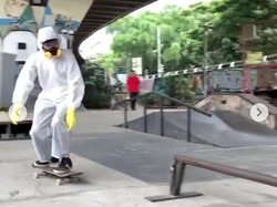 Heboh Pria Pakai APD Main Skateboard di Bandung, Warganet: Terkutuk!