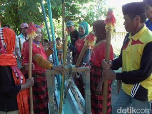 Warga Polman Gelar Tradisi Mappadendang di Tengah Wabah Corona