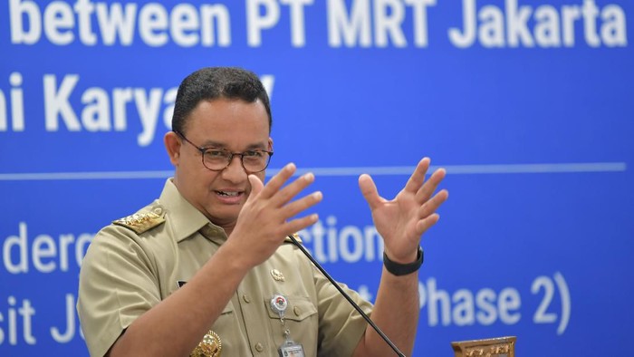 Gubernur DKI Jakarta Anies Baswedan menyampaikan sambutan disela-sela penandatanganan kerja sama (MOU) proyek pembangunan MRT fase 2A dan lingkup kerja CP201 di Stasiun Bundaran Hotel Indonesia (HI), Jakarta, Senin (17/2/2020). CP201 melingkupi pekerjaan pembangunan dua stasiun bawah tanah yaitu Stasiun Thamrin dan Stasiun Monas dengan panjang terowongan 2,8 km dari HI ke Harmoni yang ditargetkan selesai pada Desember 2024. ANTARA FOTO/M Risyal Hidayat/aww.