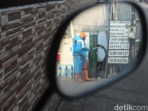 Penyemprotan Disinfektan di Jakarta Mulai Door to Door Penyemprotan Disinfektan di Jakarta Mulai Door to Door