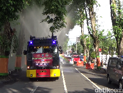 Saat Water Canon di Lumajang Semprotkan Disinfektan Perangi Corona