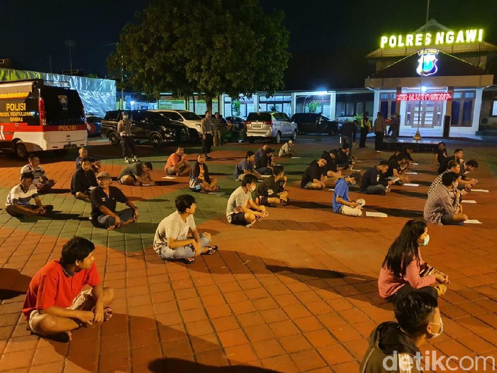 Bandel Tetap Berkerumun, 36 Warga Ngawi Diamankan Bandel Tetap Berkerumun, 36 Warga Ngawi Diamankan