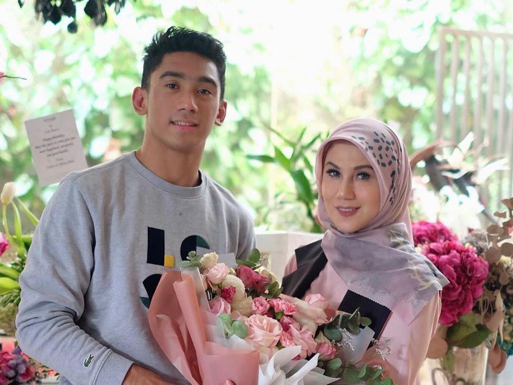 Bahagianya Marini Zumarnis Saat Ultah, Sang Anak Pulang dari Melbourne Bahagianya Marini Zumarnis Saat Ultah, Sang Anak Pulang dari Melbourne