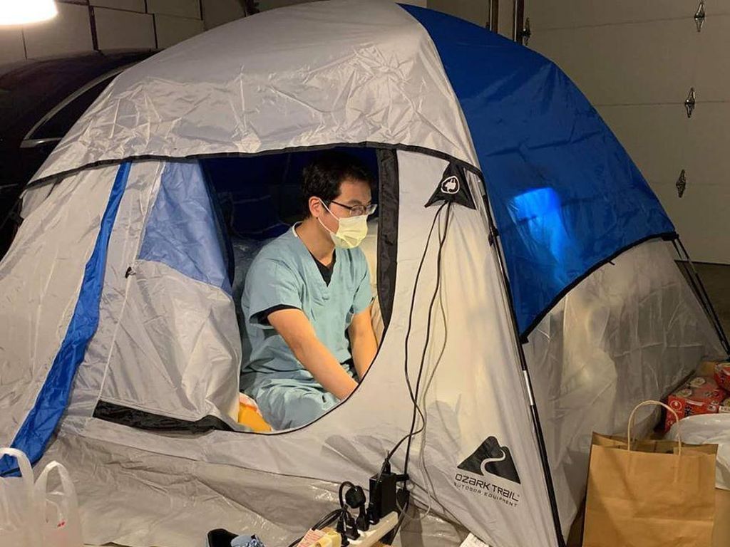 Kisah Dokter Tinggal di Tenda Garasi Rumah, Lindungi Keluarga dari Corona Kisah Dokter Tinggal di Tenda Garasi Rumah, Lindungi Keluarga dari Corona