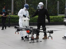 Drone Semprotkan Disinfektan dari Udara di Jalan Protokol di Jaksel