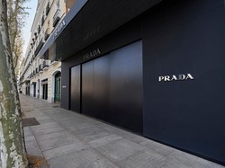 Prada Resmi Akuisisi Rivalnya, Versace, Senilai Rp22,2 Triliun