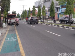 Jalanan Medan Sepi karena Corona, Jalur Sepeda Tetap Diserobot Mobil Parkir