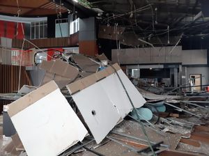 Video Atap Plafon Bekasi Junction Roboh, 7 Orang Terluka Video Atap Plafon Bekasi Junction Roboh, 7 Orang Terluka