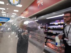 Pakai Kostum Unik, Ini 5 Cara Netizen Lindungi Diri dari Corona Saat Belanja