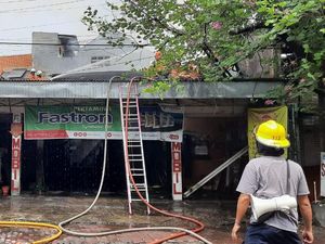 Empat Bangunan di Jalan Manyar Terbakar, 11 Unit PMK Dikerahkan