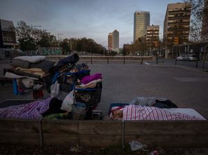 Para Dokter Inggris Berkeliling Suntikkan Vaksin Corona ke Tunawisma