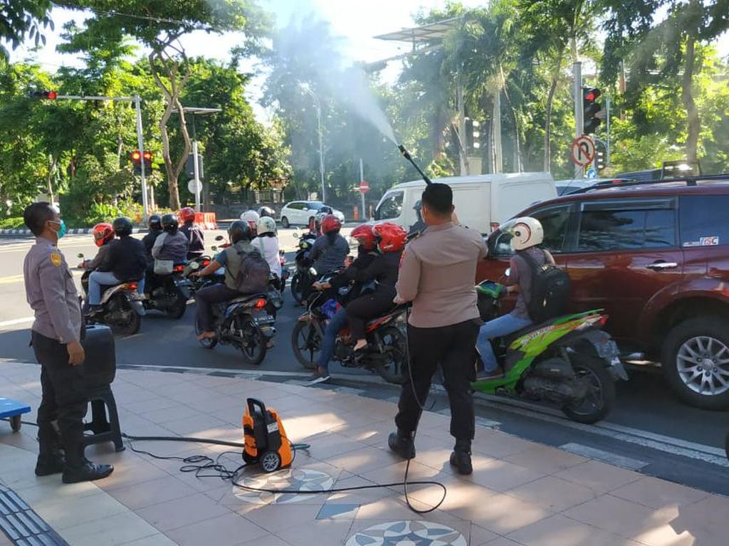 TNI-Polri Semprotkan Disinfektan di 40 Titik Jalan di Karanganyar TNI-Polri Semprotkan Disinfektan di 40 Titik Jalan di Karanganyar