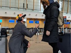 Nekat Naik Pesawat Terakhir Demi Lamar Kekasih Beda Benua