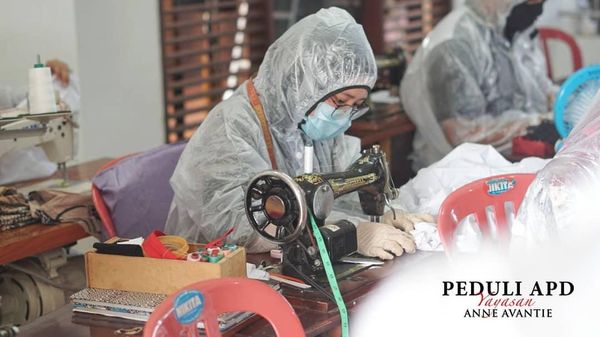 Foto: Di Balik Layar Pembuatan Baju APD Sumbangan Anne Avantie