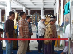 Tetap Gelar Salat Jumat, Jemaah Masjid Al Akbar Masuk Bilik Sterilisasi