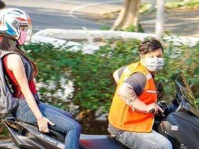 Viral Cara Unik Social Distancing di Thailand: Boncengan Motor Juga Jaga Jarak