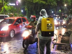 Jalan Darmo Surabaya Mulai Ditutup, Petugas Siap Semprotkan Disinfektan