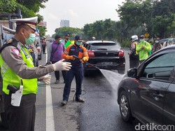 Tekan Penyebaran Corona, Kendaraan Masuk Surabaya Disemprot Disinfektan