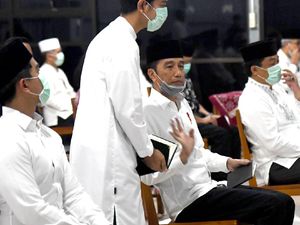Video: Jokowi Tahlilan Berjarak Untuk Almarhumah Ibundanya Video: Jokowi Tahlilan Berjarak Untuk Almarhumah Ibundanya