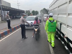 Cegah Corona, Pengguna Jalan di Mojokerto Disterilkan dengan Disinfektan