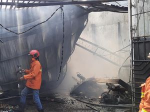 Kebakaran Ludeskan 6 Motor dan 4 Bangunan di Manyar Diduga Korsleting Listrik