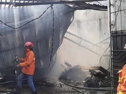 Kebakaran Ludeskan 6 Motor dan 4 Bangunan di Manyar Diduga Korsleting Listrik