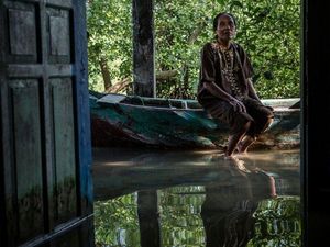 Kisah Keluarga yang Bertahan Sendirian di Tengah Desa yang Tenggelam