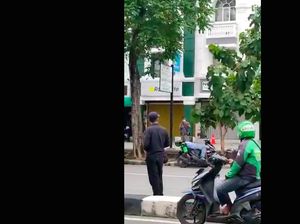 Driver Ojol Tergeletak di Motor Bikin Panik, Ternyata Tertidur