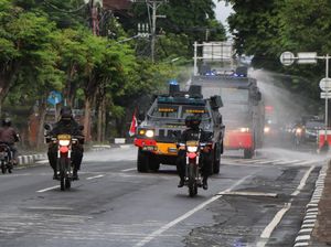 Jalan WR Supratman di Bali Disemprot Disinfektan Pakai Water Cannon