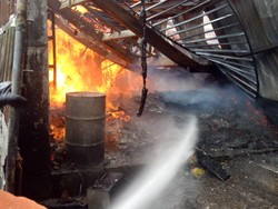 Sebuah Bangunan di Jalan Manyar Terbakar, PMK Meluncur ke Lokasi