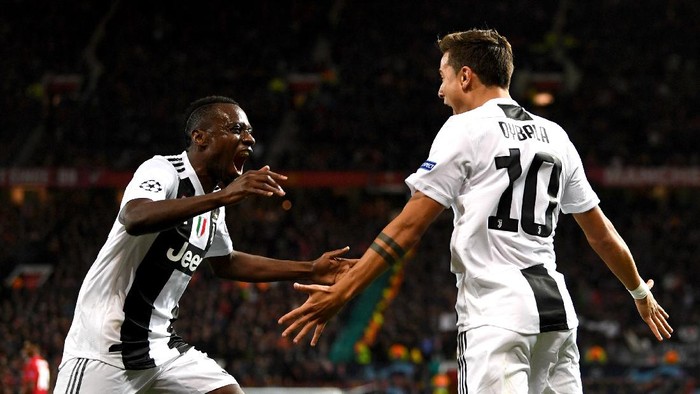 MANCHESTER, ENGLAND - OCTOBER 23:  Paulo Dybala of Juventus celebrates with teammate Blaise Matuidi after scoring his teams first goal during the Group H match of the UEFA Champions League between Manchester United and Juventus at Old Trafford on October 23, 2018 in Manchester, United Kingdom.  (Photo by Michael Regan/Getty Images)
