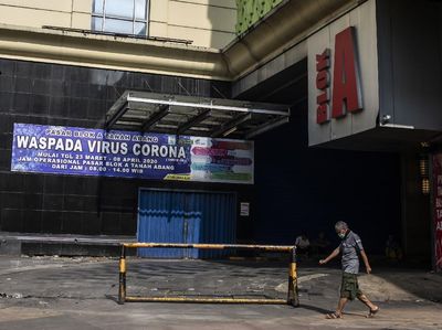 Sebagian Kios di Pasar Tanah Abang Mulai Ditutup Hari Ini