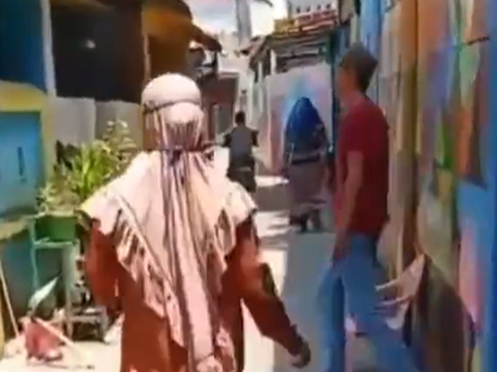 Ibu RT di Makassar Bubarkan Aktivitas Warga di Luar Rumah Ibu RT di Makassar Bubarkan Aktivitas Warga di Luar Rumah