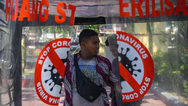 Tangkal Corona, Bilik Disinfektan Ada di Istana-Ruang Publik