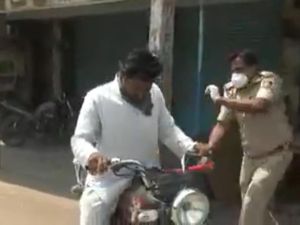 Keras! Polisi India Pukuli Pemotor yang Keluar Saat Lockdown