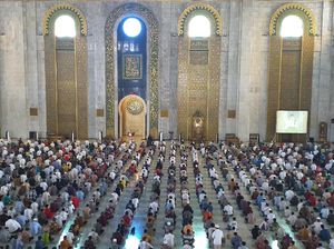 Surabaya Masuk Zona Merah, Masjid Sunan Ampel dan Al Akbar Tetap Gelar Salat Jumat