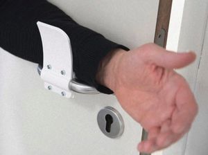 Aman! Alat Ini Bantu Kalian Tidak Pegang Handle Pintu Aman! Alat Ini Bantu Kalian Tidak Pegang Handle Pintu