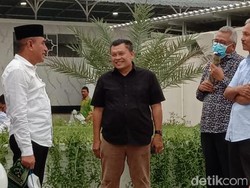 Salat Jumat di Tengah Pandemi Corona, Gubsu Edy Bawa Sajadah Sendiri